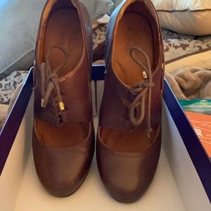 Clarks Indigo Town Cloak lace up heels